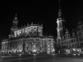 a cidade do Dresden às noite foto