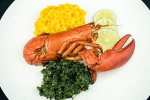 lagosta com espinafre e risoto de açafrão foto