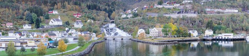 pequena cidade hellesylt na noruega com a famosa cachoeira hellesyltfossen foto