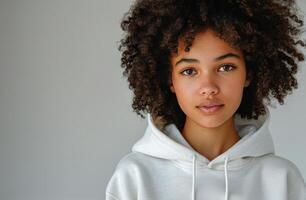 ai gerado pequeno menina com encaracolado cabelo dentro branco moletom com capuz foto