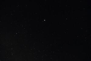a Estrela dentro Sombrio noite. foto