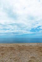 em a de praia com azul céu foto