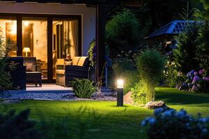 ai gerado luz Postagens iluminado quintal jardim durante noite horas. moderno quintal ao ar livre iluminação sistemas. foto