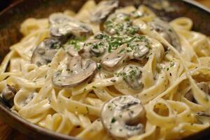 ai gerado fresco fettuccine com cremoso cogumelo molho. foto