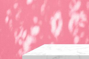 branco mármore mesa canto com luz feixe, sombra, e Holofote em a Rosa concreto parede fundo foto