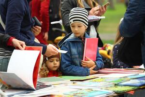 crianças escolhendo e comprando livros às a livro justo foto