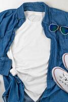 branco camiseta com Lugar, colocar para texto. azul jeans camisa, tênis, óculos - uma conjunto do roupas para andando. camiseta brincar para impressão. à moda kit foto