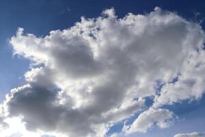 belas formações de nuvens brancas fofas em um céu azul profundo de verão foto