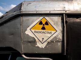 sinal de aviso de radiação na etiqueta de transporte de mercadorias perigosas classe 7 no caminhão de transporte foto