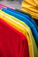 grupo do colori avião Camisetas em cabides foto