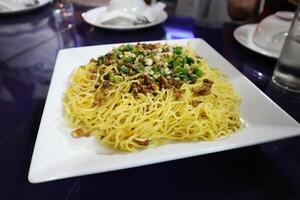 Macarrão ,mexer frito Macarrão com carne de porco e vegetal ou Macarrão sem sopa foto