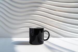 ai gerado uma lustroso Preto café caneca em repouso serenamente no topo uma de madeira mesa, exalando uma sentido do calma e sofisticação. foto