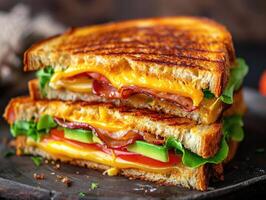 ai gerado uma saboroso grelhado queijo sanduíche com bacon, alface, tomate e abacate foto