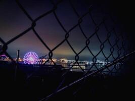 ferris roda às noite foto