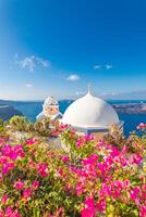 surpreendente pôr do sol panorama com famoso viagem destino. luxo viagem visualizar, flores sobre branco arquitetura dentro santorini, oia debaixo colorida céu. fantástico período de férias bandeira para cartão postal ou papel de parede. foto