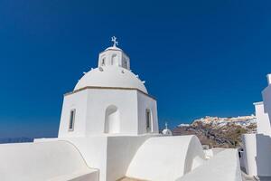 bela torre do sino da igreja grega. ilha de santorini, grécia, europa. conceito de fundo de férias de luxo, conceito de viagens. lugares famosos, paisagem mediterrânea, férias de verão e férias. foto