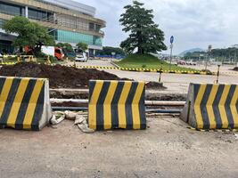 a amarelo e Preto estrada sinais às a porta mostrar a direção do a do navio ponte Como bem Como a check-in portão foto