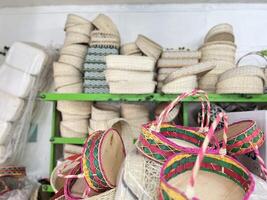 feito à mão fruta cestas a partir de rattan estão ambientalmente amigáveis e Socorro micro negócios foto