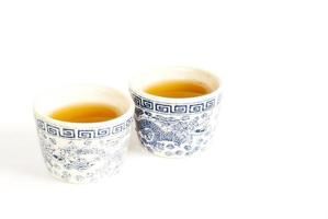 xícaras de chá chinesas em fundo branco foto