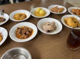 indonésio comida, autêntico Padang cozinha, frito frango, rendang, com branco arroz foto