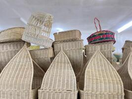 feito à mão fruta cestas a partir de rattan estão ambientalmente amigáveis e Socorro micro negócios foto