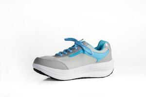 uma Novo azul corrida sapatos tênis para corrida isolado em branco fundo. foto