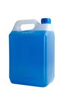anticongelante refrigerante dentro plástico 5 litro vasilha. azul líquido para carro motor. metade cheio ou metade esvaziar recipiente isolado em branco fundo. foto