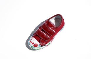 pequeno vermelho bebê sapatos isolado em perfeito branco fundo com Difícil sombras foto