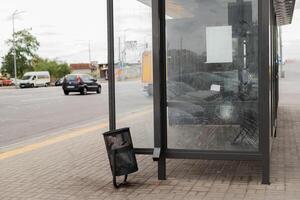 quebrado vidro às a ônibus parar. público transporte estação vandalizado de a vidro janelas. rachaduras do temperado vidro foto