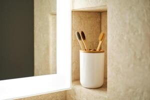 natural bambu escovas de dente dentro uma vidro dentro a banheiro. foto