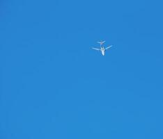 avião contra uma fundo do azul céu em uma ensolarado dia. foto