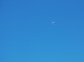 avião contra uma fundo do azul céu em uma ensolarado dia. foto