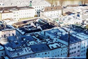 salzburgo, Áustria - 13.01.2024 Visão do a histórico cidade do Salzburg a partir de a festung montanha dentro inverno, Salzburg terra. foto