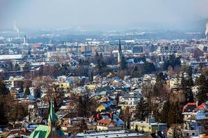 salzburgo, Áustria - 13.01.2024 Visão do a histórico cidade do Salzburg a partir de a festung montanha dentro inverno, Salzburg terra. foto