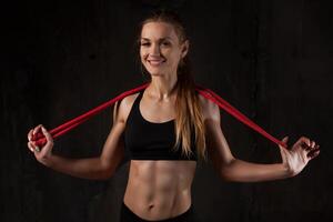 esporte, atividade. fofa mulher com saltando corda. muscular menina bl foto