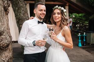 fechar acima retrato do jovem casal às vinho degustação. homem e mulher cheirando vinho. foto