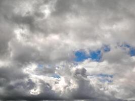 branco fofo nuvens dentro a profundo azul céu. céu fundo foto