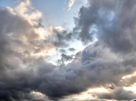 branco fofo nuvens dentro a profundo azul céu. céu fundo foto