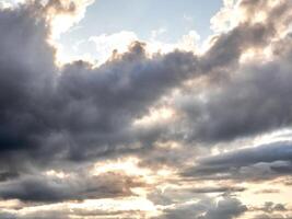 branco fofo nuvens dentro a profundo azul céu. céu fundo foto