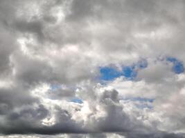 branco fofo nuvens dentro a profundo azul céu. céu fundo foto