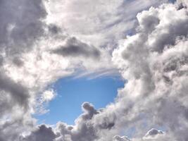 branco fofo nuvens dentro a profundo azul céu. céu fundo foto