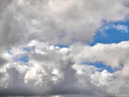 branco fofo nuvens dentro a profundo azul céu. céu fundo foto