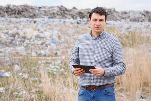 lixo reciclando conceito. homem em deposito de lixo. guardando a meio Ambiente limpar. ecológico problemas. foto