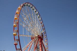 carnaval ferris roda com limpar \ limpo céu com esvaziar espaço fechar acima tiro do metade do uma ferris roda foto