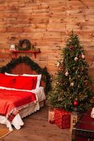 Natal abeto e a cama. Novo ano interior do quarto com cama e Natal árvore. foto