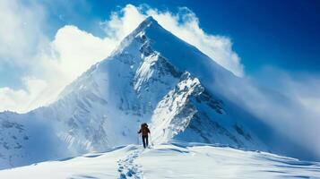 ai gerado homem caminhada acima neve coberto montanha foto