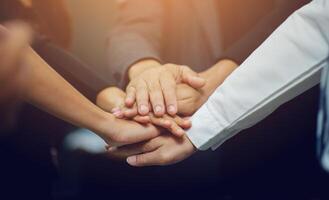 mãos junto, trabalho em equipe, cooperação e unidade dentro trabalhos e sucesso dentro trabalhar. foto