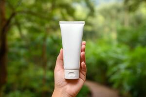 ai gerado mão segurando em branco branco Cosmético tubo brincar em natureza árvores fundo foto