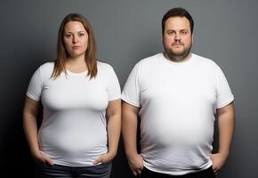 ai gerado excesso de peso casal dentro em branco branco camiseta em cinzento parede para roupas brincar foto