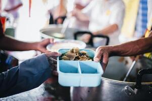 a mãos do a pobre Aplique para Comida a partir de rico pessoas quem doar Comida. foto